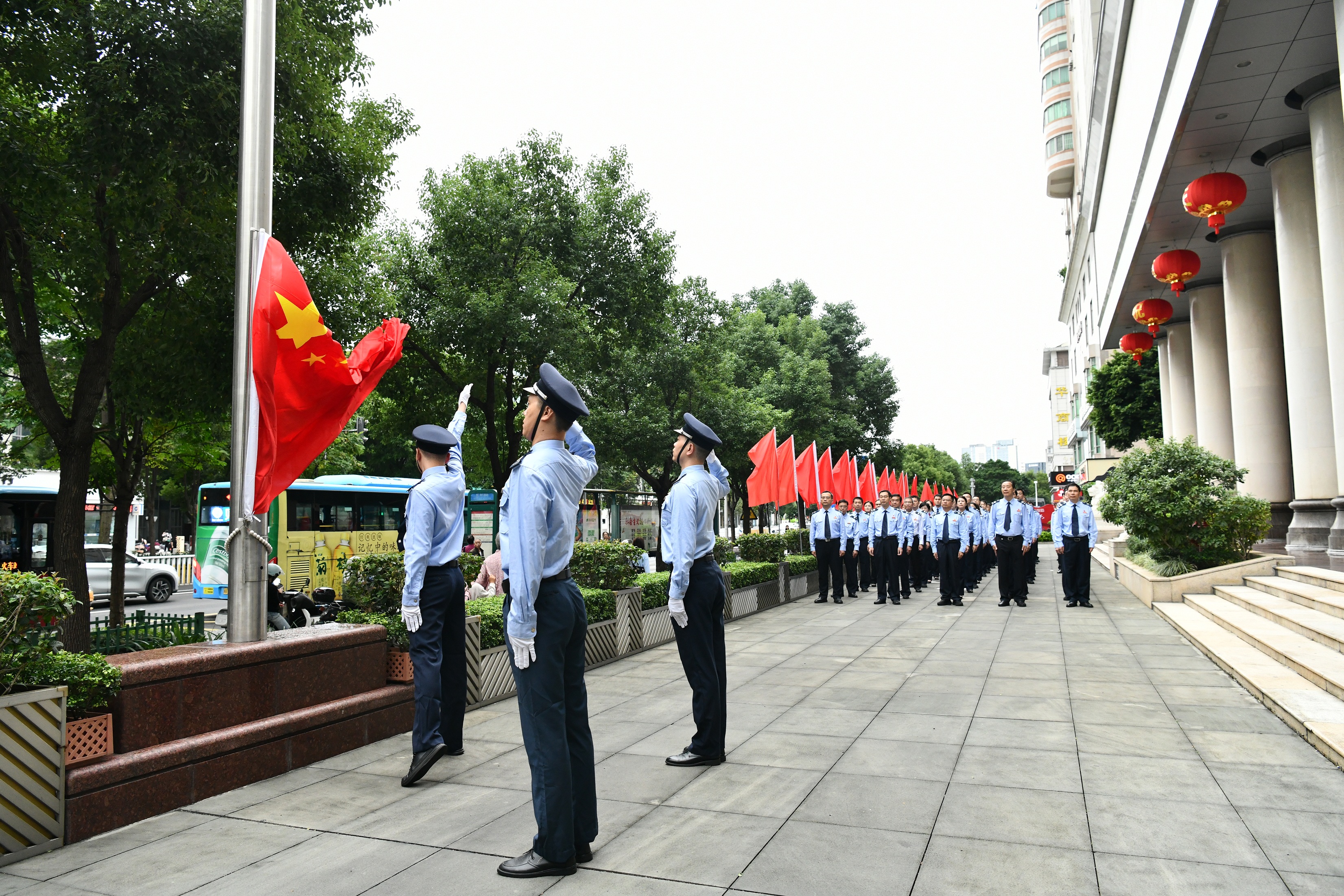 国庆节后首个工作日，福州市税务系统举行升国旗仪式